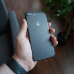Persona usando un teléfono móvil
