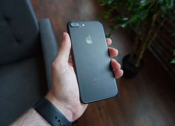 Persona usando un teléfono móvil