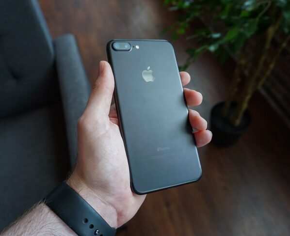 Persona usando un teléfono móvil