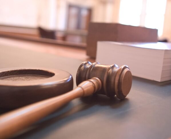 Mazo de juez en un tribunal