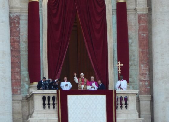 El papa León XIV saludando