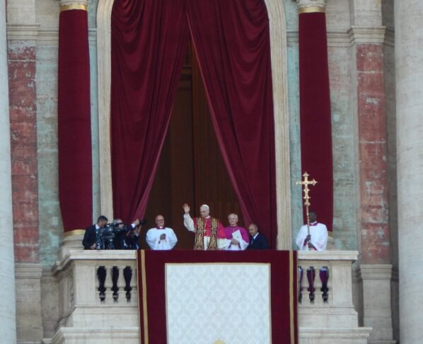 El papa León XIV saludando