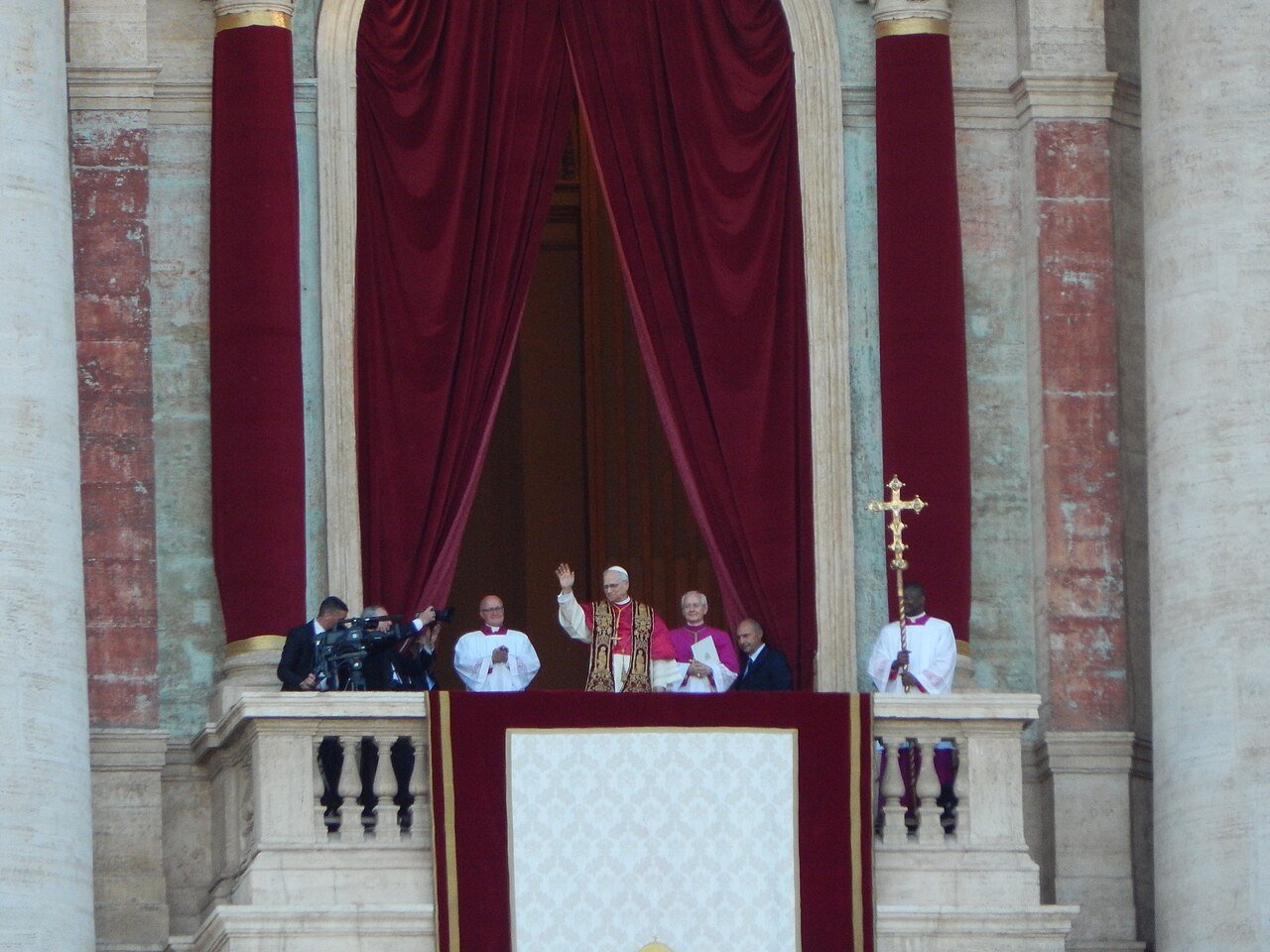 El papa León XIV saludando