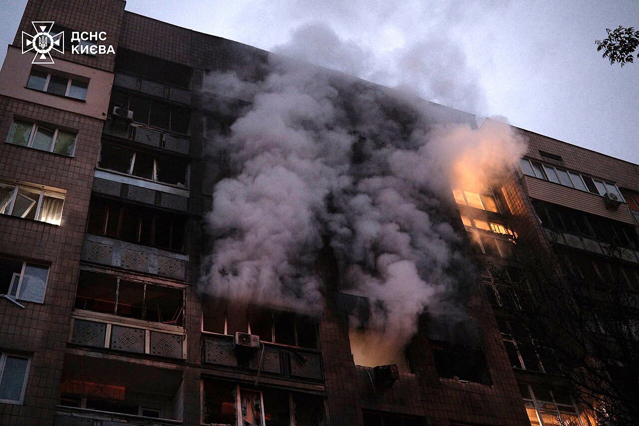 Edificio residencial dañado en Kyiv en un ataque anterior de junio de 2026