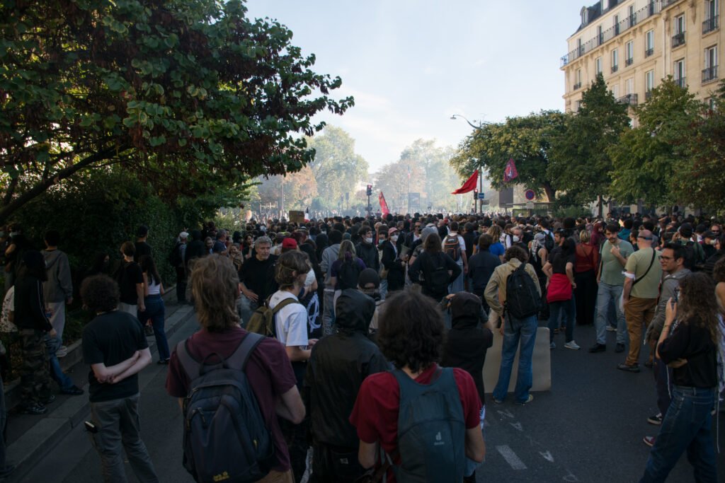 Agentes policiales y manifestantes durante una protesta estudiantil en París el 6 de octubre de 2026