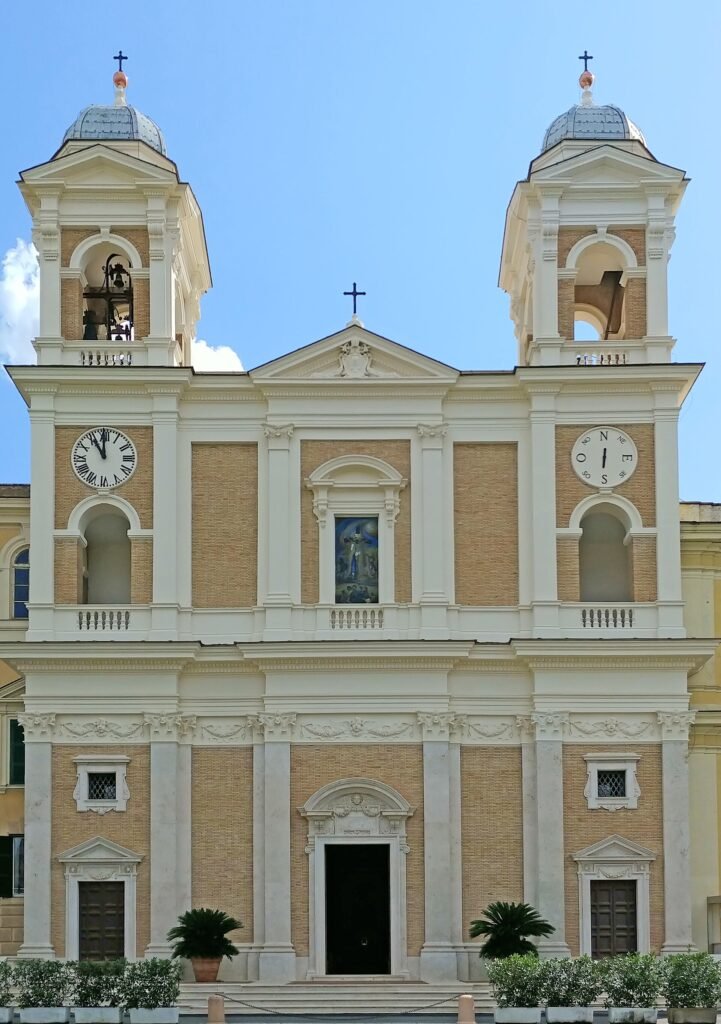 Fachada de la iglesia central del Policlínico Gemelli, Roma