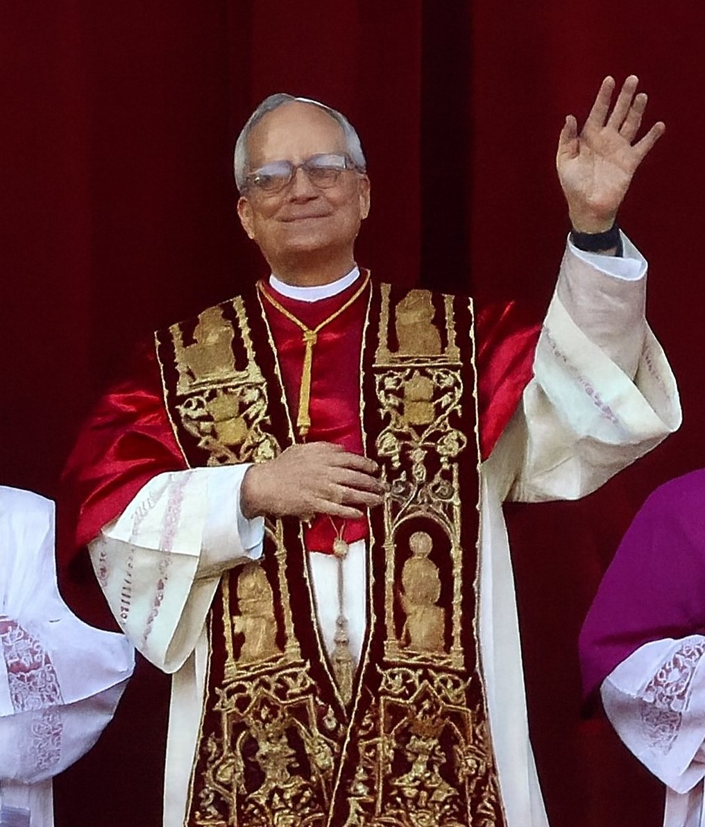 El papa León XIV en la logia tras su elección