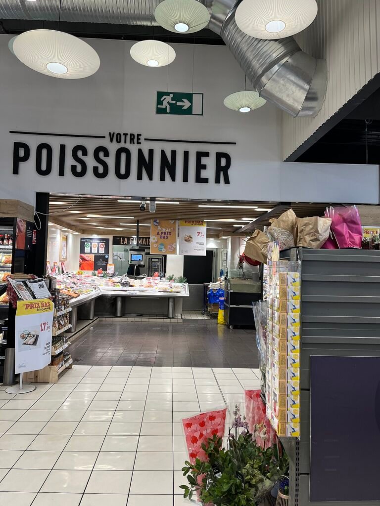 Interior de un supermercado Super U en Francia