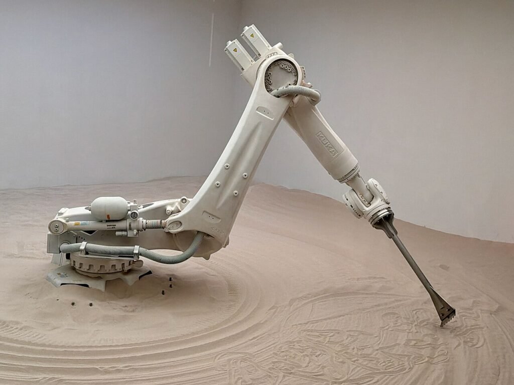"The Beach", instalación de Roy Nachum con un brazo robótico