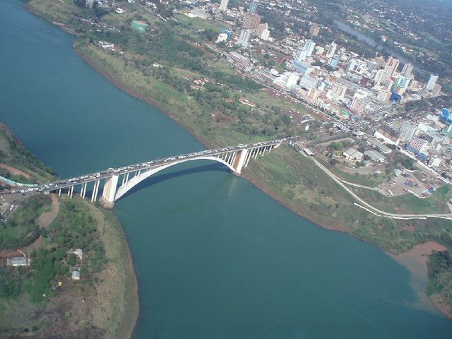 Vista aérea del Puente de la Amistad, entre Ciudad del Este (Paraguay) y Foz do Iguaçu (Brasil)