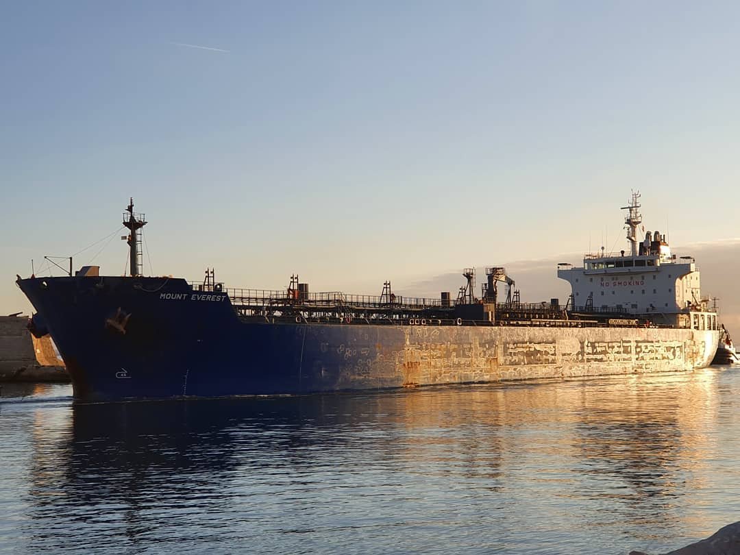 Un buque petrolero navega en el mar, imagen ilustrativa