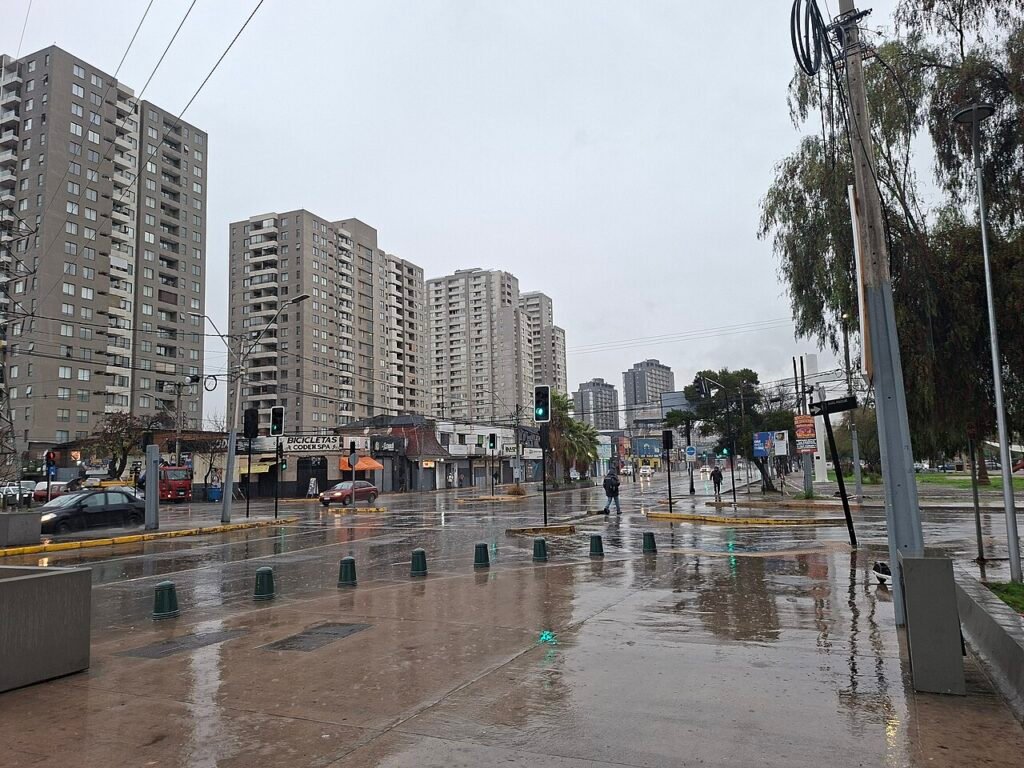 Lluvia en una avenida de Santiago de Chile en julio de 2026